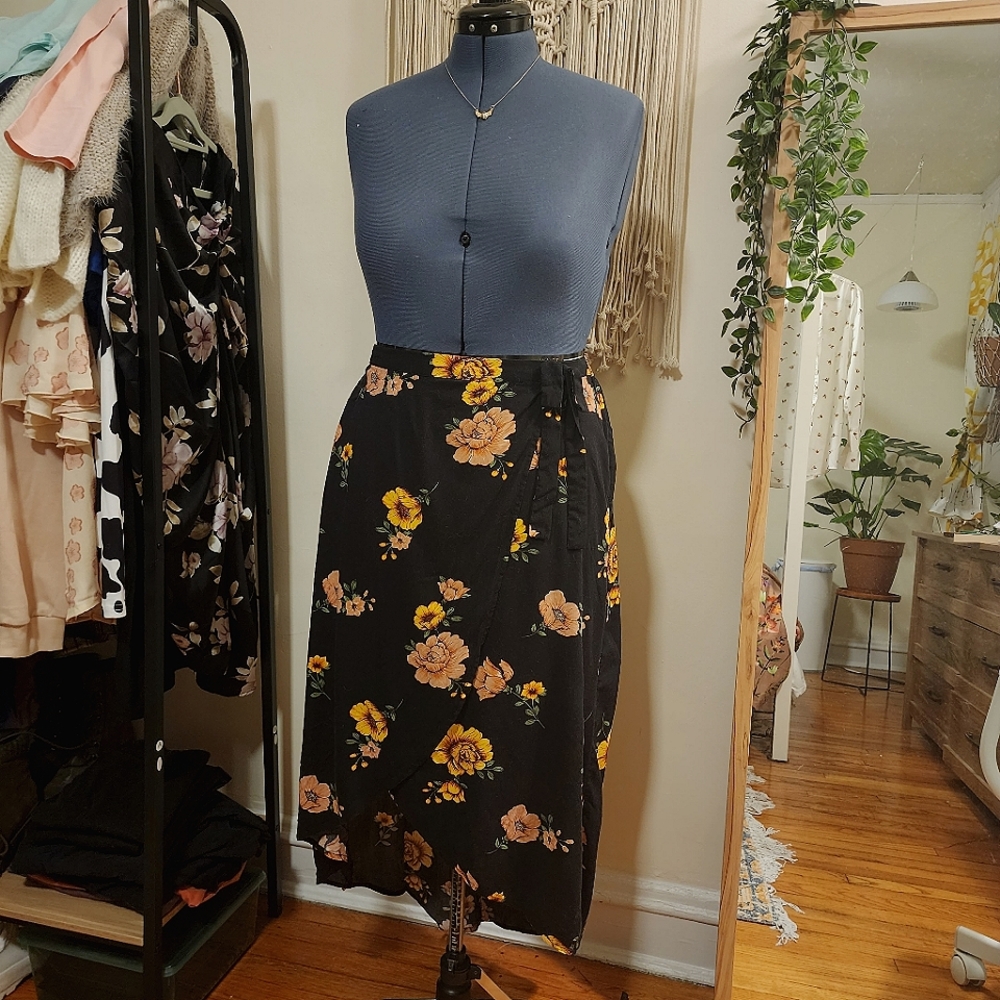 💛 Xhilaration floral high-low wrap skirt - L